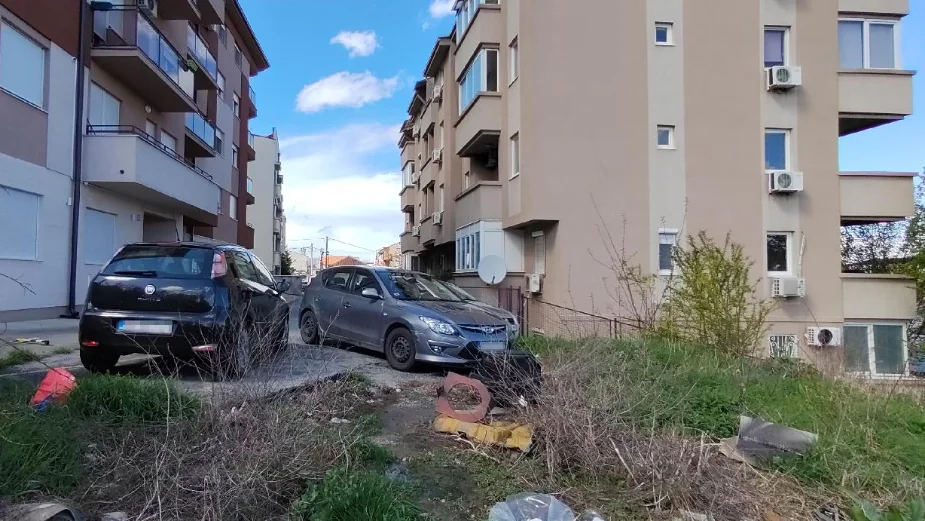 "Asfalt puca, kanalizacija se izliva": Zašto stanari u beogradskom naselju Mirijevo strahuju od klizišta (FOTO) 1
