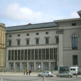 Svetsko praizvođenje novog komada Jasmine Reze ”Džejms Braun je nosio papilotnu” u minhenskom Rezidencteatru: Tragična komika u maniru teatra apsurda 5