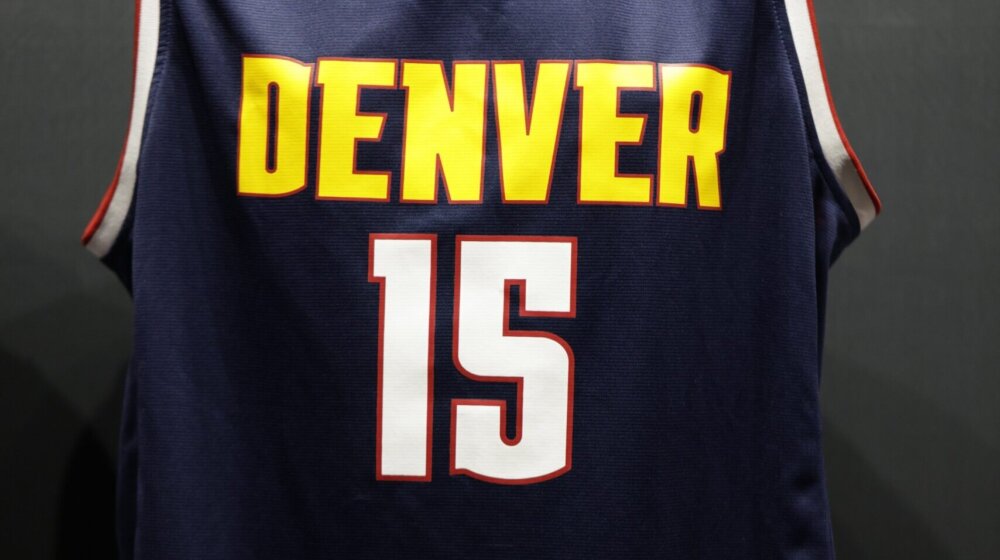 Dres Nikole Jokića prodat za blizu tri miliona dinara na humanitarnoj aukciji Fondacije Humana srca 1