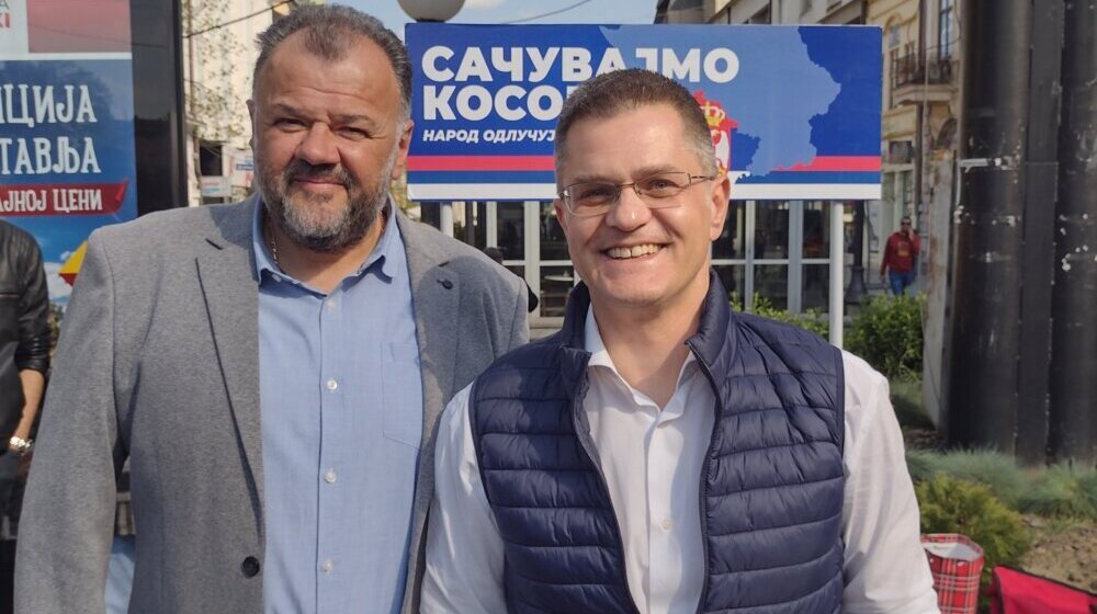 Referendum je jedini izbor na kojem bi Vučić bio poražen: Vuk Jeremić na akciji sakupljanja potpisa u Kragujevcu (FOTO) 1