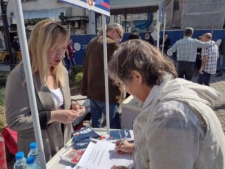 Referendum je jedini izbor na kojem bi Vučić bio poražen: Vuk Jeremić na akciji sakupljanja potpisa u Kragujevcu (FOTO) 2