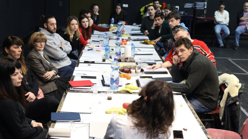 Premijera predstave "Naš razred" u Narodnom pozorištu: Istinit zločin, sudbine Poljaka i Jevreja kroz decenije 20. i 21. veka 1