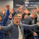 Igrači Partizana pesmom dočekani na aerodromu u Beogradu (VIDEO) 1