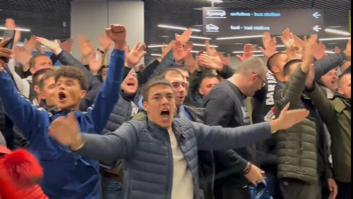 Igrači Partizana pesmom dočekani na aerodromu u Beogradu (VIDEO) 1