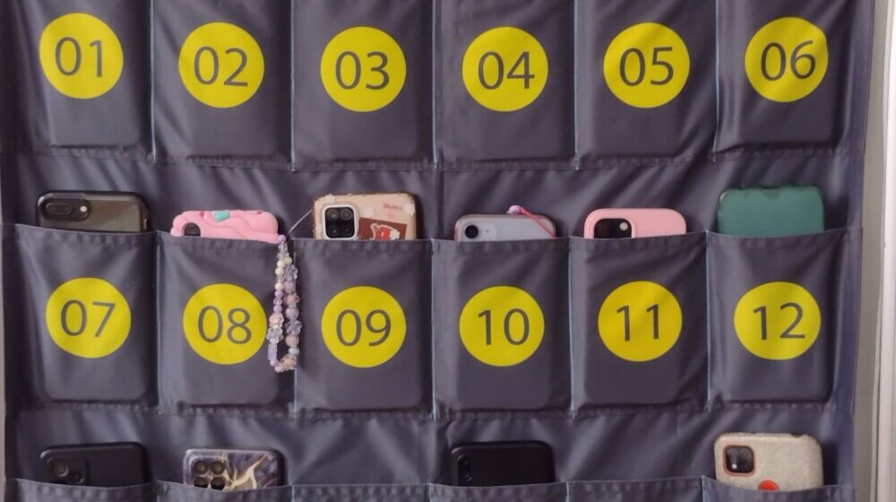 Mobilni telefoni učenika „tihuju” u džepovima na zidu učionice škole u Kragujevcu (FOTO) 1