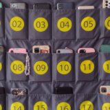Mobilni telefoni učenika „tihuju” u džepovima na zidu učionice škole u Kragujevcu (FOTO) 18