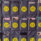 Mobilni telefoni učenika „tihuju” u džepovima na zidu učionice škole u Kragujevcu (FOTO) 1