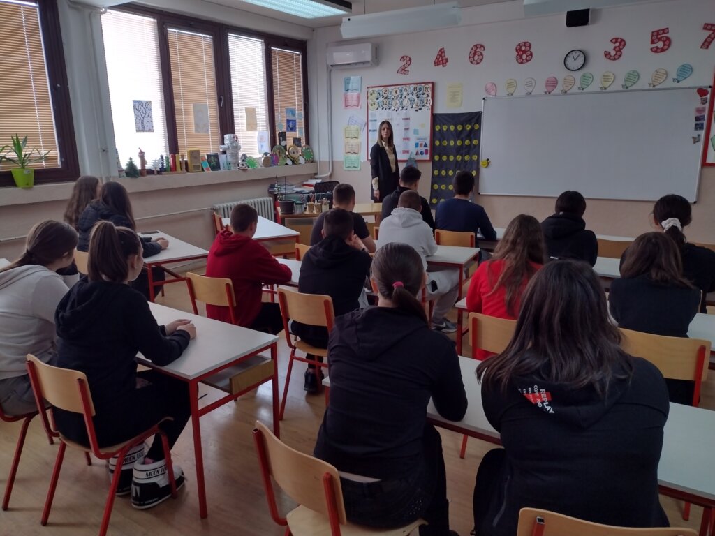 Mobilni telefoni učenika „tihuju” u džepovima na zidu učionice škole u Kragujevcu (FOTO) 2