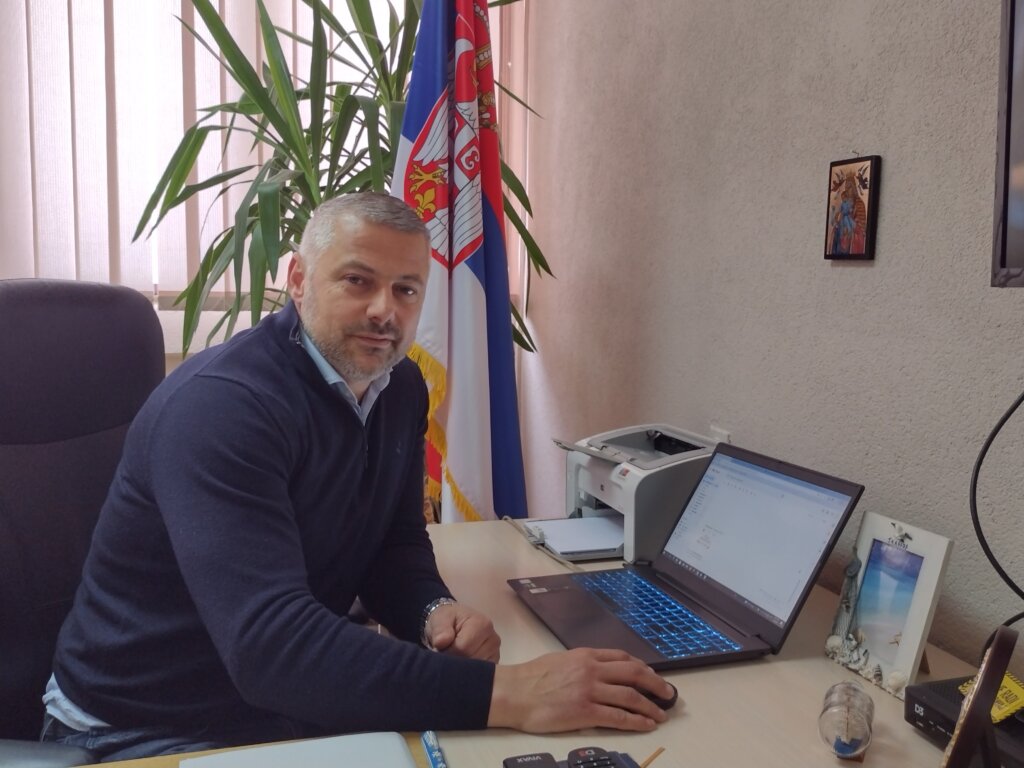 Mobilni telefoni učenika „tihuju” u džepovima na zidu učionice škole u Kragujevcu (FOTO) 3