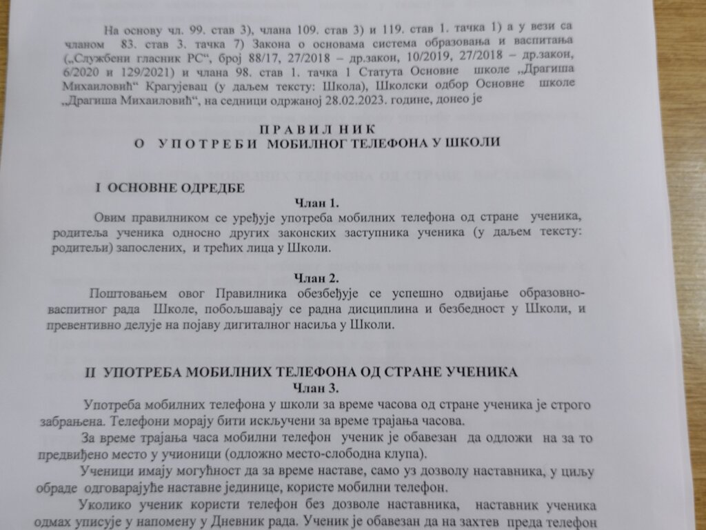 Mobilni telefoni učenika „tihuju” u džepovima na zidu učionice škole u Kragujevcu (FOTO) 4