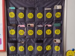 Mobilni telefoni učenika „tihuju” u džepovima na zidu učionice škole u Kragujevcu (FOTO) 5