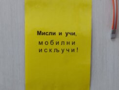 Mobilni telefoni učenika „tihuju” u džepovima na zidu učionice škole u Kragujevcu (FOTO) 6