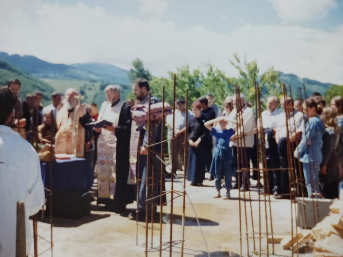 Do ove skrivene crkve na brdu stiže se kroz šumu, a da bi u nju ušli, turisti moraju da uzmu ključ na recepciji hotela 3