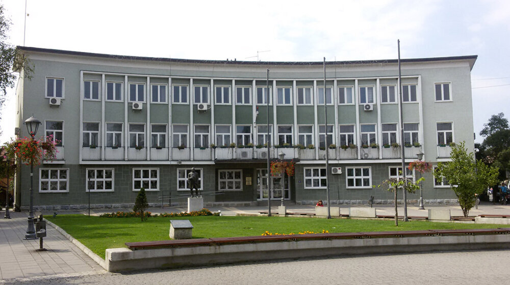 Demokrate iseljene iz stranačkih prostorija u Požegi 1