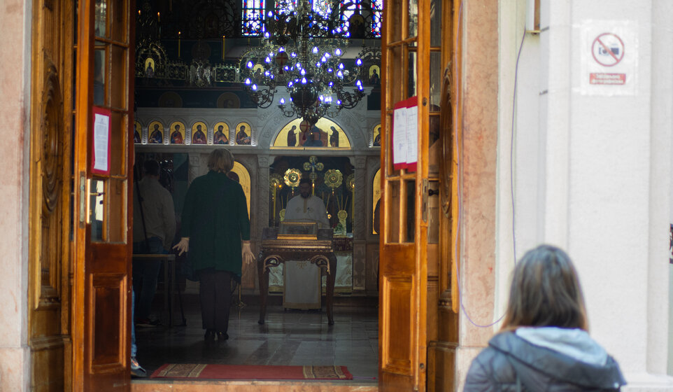 Od mazanja usta slaninom do "popa baksuza": Kako su babe sačuvale pravoslavlje u Srbiji 1
