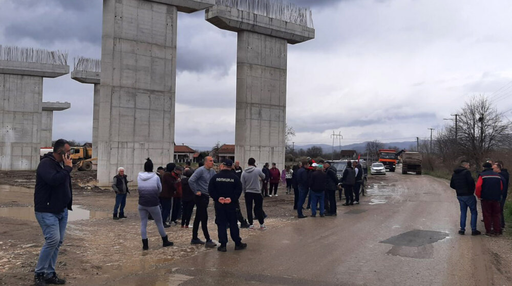 Meštani blokirali gradilište na deonici auto-puta kod Požege: Traže pravičnije cene za oduzeto zemljište 1