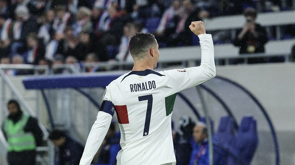 (VIDEO) Ronaldo pobesneo na derbiju saudijskog prvenstva, po završetku meča publiku „pozdravio“ hvatanjem za međunožje 1