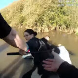 (VIDEO) Policajci u Velikoj Britaniji spasili ženu iz poplavljenog automobila 4