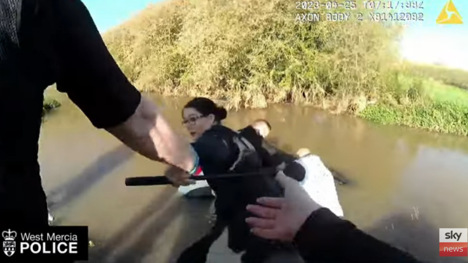 (VIDEO) Policajci u Velikoj Britaniji spasili ženu iz poplavljenog automobila 1