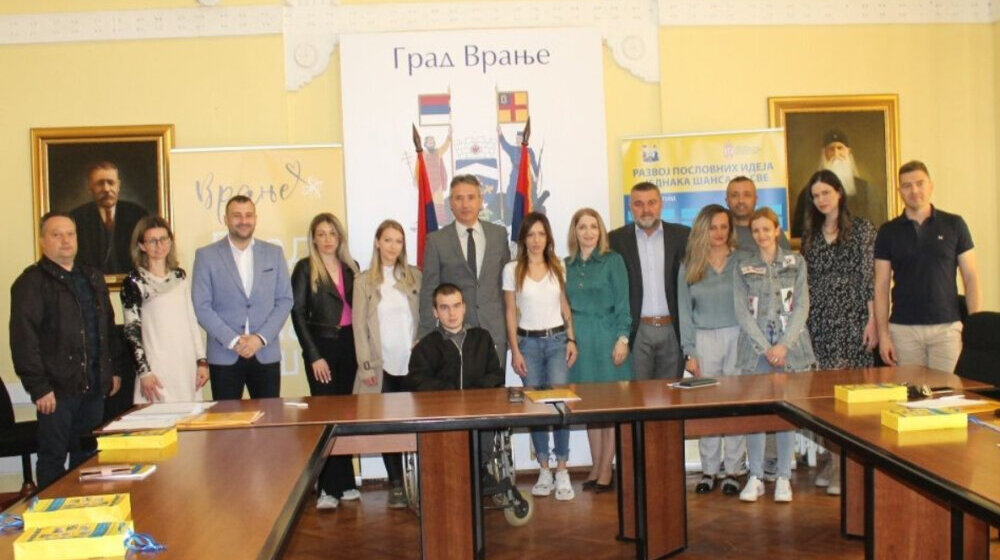 Potpisani ugovori o dodeli grantova za preduzetnike iz Vranja 1