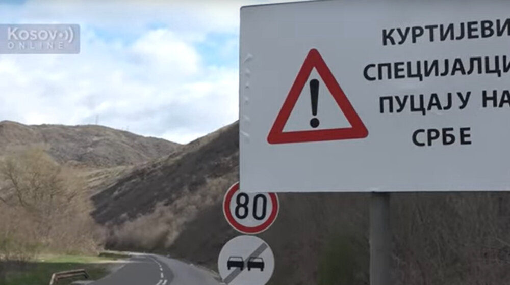 Tabla sa natpisom "Kurtijevi specijalci pucaju na Srbe" postavljena u blizini punkta kod Bistričkog mosta 1