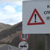 Tabla sa natpisom "Kurtijevi specijalci pucaju na Srbe" postavljena u blizini punkta kod Bistričkog mosta 7