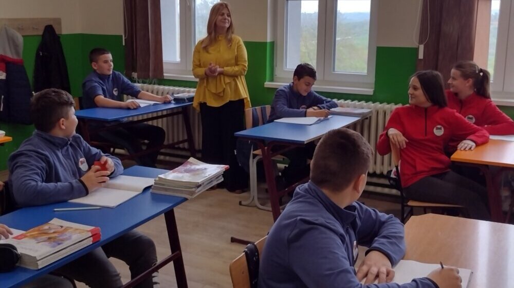 Kako su u osnovnoj školi u Čumiću kod Kragujevca đaci „uveli” uniforme: Plave i crvene su, i na njima je grb u obliku žira 16