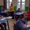 Kako su u osnovnoj školi u Čumiću kod Kragujevca đaci „uveli” uniforme: Plave i crvene su, i na njima je grb u obliku žira 18