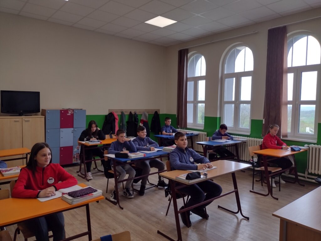 Kako su u osnovnoj školi u Čumiću kod Kragujevca đaci „uveli” uniforme: Plave i crvene su, i na njima je grb u obliku žira 3