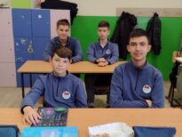 Kako su u osnovnoj školi u Čumiću kod Kragujevca đaci „uveli” uniforme: Plave i crvene su, i na njima je grb u obliku žira 6