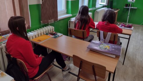 Kako su u osnovnoj školi u Čumiću kod Kragujevca đaci „uveli” uniforme: Plave i crvene su, i na njima je grb u obliku žira 7