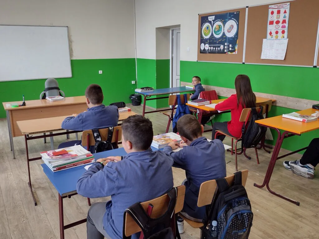 Kako su u osnovnoj školi u Čumiću kod Kragujevca đaci „uveli” uniforme: Plave i crvene su, i na njima je grb u obliku žira 8