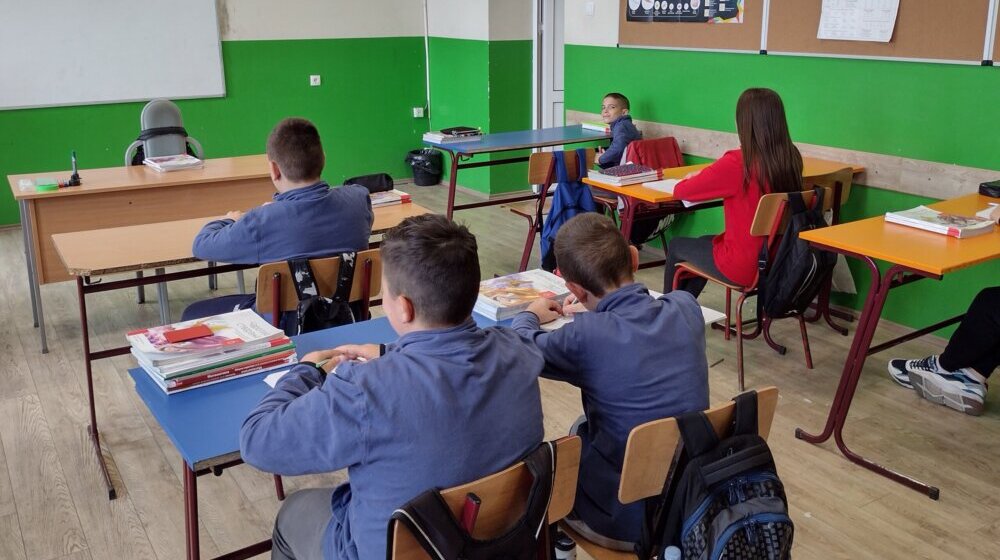 "Učenicima iz siromašnih porodica je potrebna veća pomoć od poruke da su svi isto obučeni": Stručnjaci o najavi uvođenja školskih uniformi 1