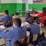 "Učenicima iz siromašnih porodica je potrebna veća pomoć od poruke da su svi isto obučeni": Stručnjaci o najavi uvođenja školskih uniformi 3