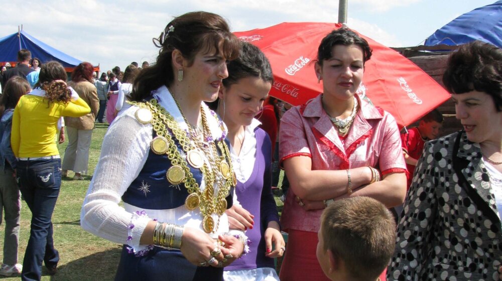 Zvecka zlato na „taze“ nevestama u narodnim nošnjama: Stara vašarska tradicija na Pešteru 1