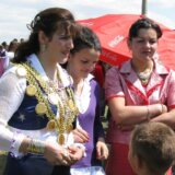 Zvecka zlato na „taze“ nevestama u narodnim nošnjama: Stara vašarska tradicija na Pešteru 8