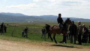 Zvecka zlato na „taze“ nevestama u narodnim nošnjama: Stara vašarska tradicija na Pešteru 2 Zvecka zlato na „taze“ nevestama u narodnim nošnjama: Stara vašarska tradicija na Pešteru 2