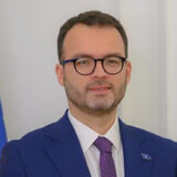 Šef kabineta predsednice Kosova odgovorio Ani Brnabić na tvit: „Ludi kralj Vučić ima pun dvor šaljivdžija, jedan od njih je politički fikus“ 10