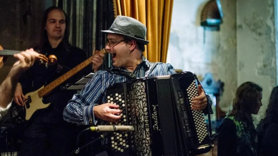 "Englezi uglavnom znaju o Srbiji ono što vide na BBC": Muzičar Živorad Žika Nikolić o životu u Londonu i popularnosti harmonike na Zapadu (FOTO) 1