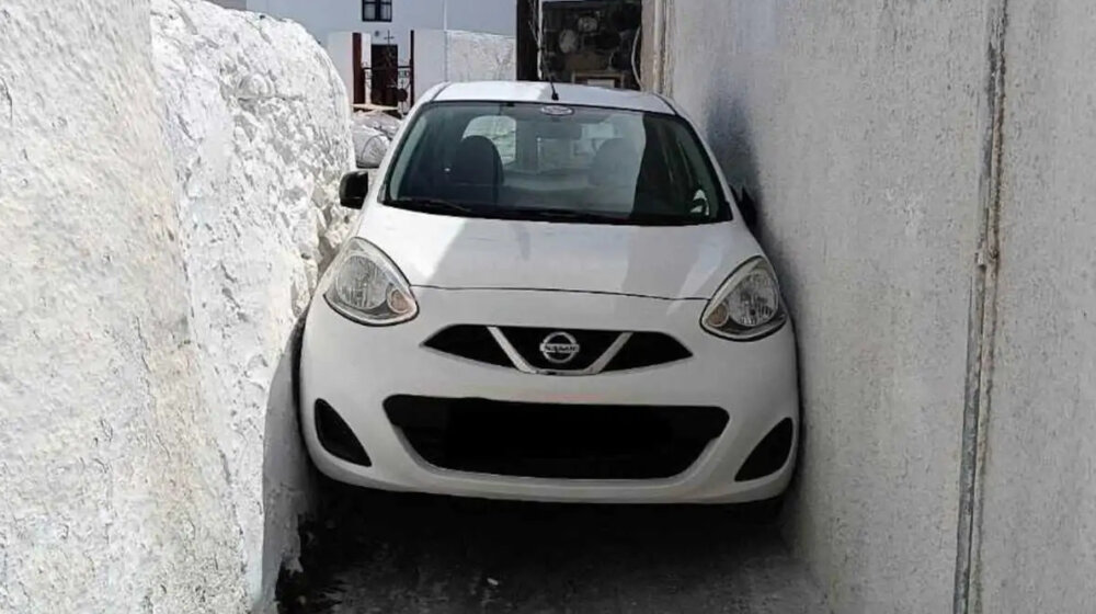 Auto zaglavljen između dva zida na Santoriniju: Jedno pogrešno skretanje dovelo turistu u veliki problem 1