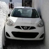 Auto zaglavljen između dva zida na Santoriniju: Jedno pogrešno skretanje dovelo turistu u veliki problem 1