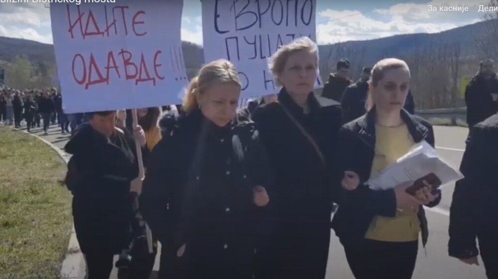 Protest građana na Bistričkom mostu: "Evropo, pucaju po nama" (VIDEO) 1
