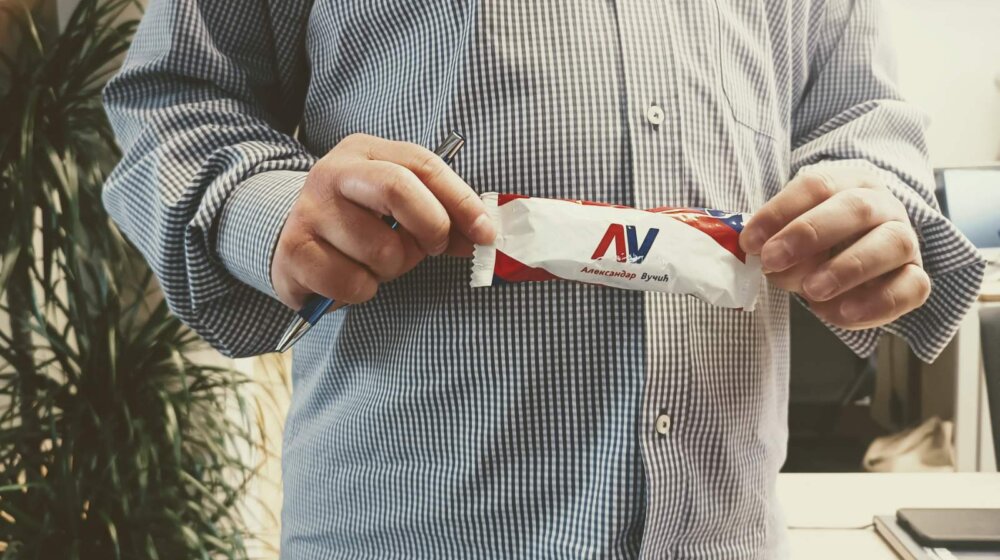 Članovi SNS delili građanima bonžitu suprotno zakonskim pravilima: Umesto sastava i roka trajanja boje stranke i ime Aleksandra Vučića 1