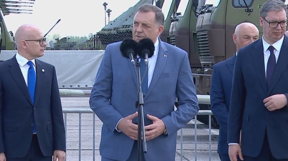 Premijerka Srbije i predsednik Republike Srpske oduševljeni vojnim prikazom: Brnabić puno srce, Dodik ponosan 1