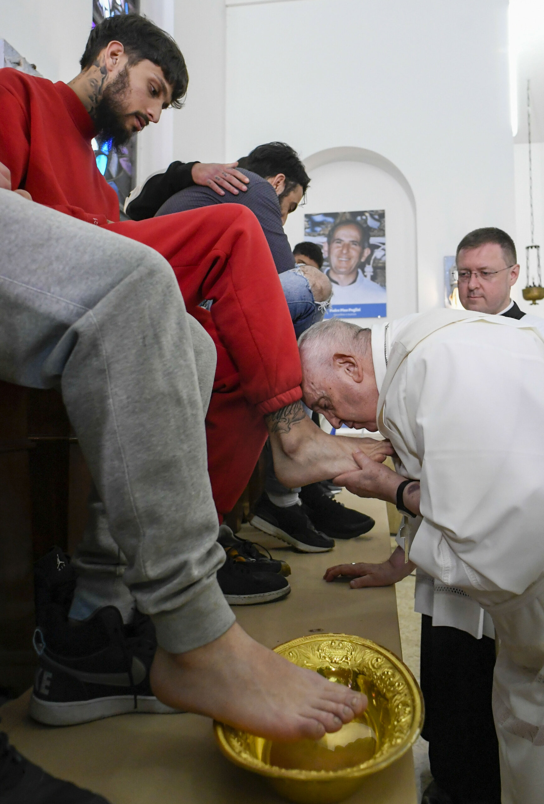 Papa oprao noge zatvorenicima: "Svako može da padne u greh" (FOTO) 3