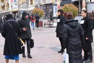 foto, protest zbog femicida centar za devojke 7, foto marija v. Performans “Žensko groblje” u centru Niša: Od početka godine u Srbiji ubijeno deset žena u porodično-partnerskom nasilju 2