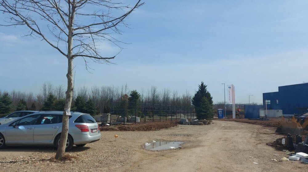 Zašto posečeno drveće na lokaciji gde kineski Jusei gradi fabriku u Nišu nije presađeno na drugu lokaciju? 1