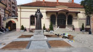 Spomenik patrijarhu Irineju postavljen je u porti niškog Sabornog hrama, svečano otkrivanje 22. aprila 2