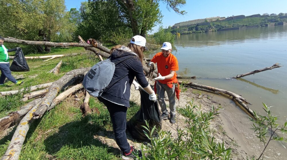 Novosađani očistili obalu Dunava na Dan planete Zemlje 1