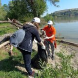 Novosađani očistili obalu Dunava na Dan planete Zemlje 5